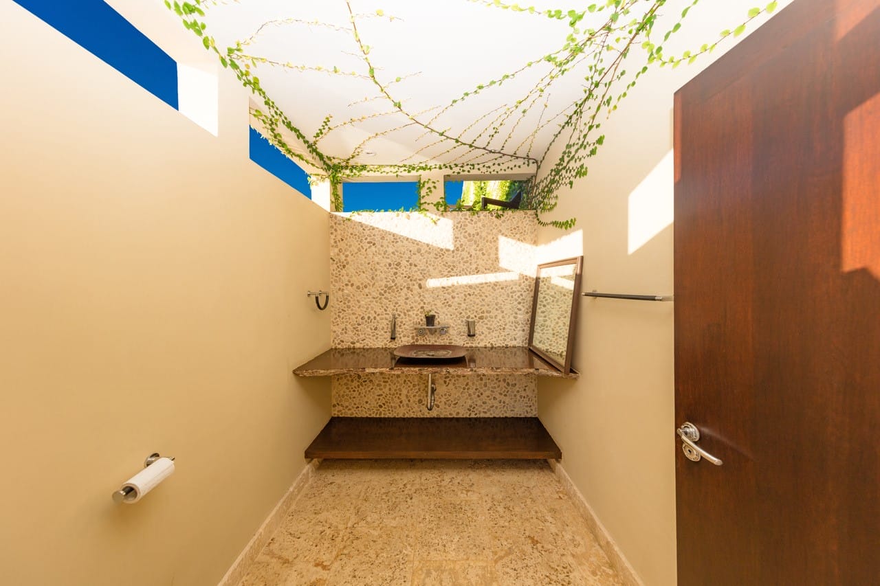 Outdoor powder room